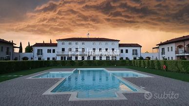 QUADRILOCALE CON TRE BAGNI GARAGE DOPPIO E PISCINA