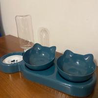 Erogatore automatico cibo e acqua per cani e gatti