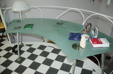 Scrivania curva in vetro temperato design