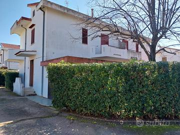 Calalunga, villa bifamiliare con giardino