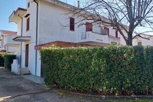 Calalunga, villa bifamiliare con giardino