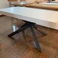 Tavolo nuovo allunganile in stile industriale