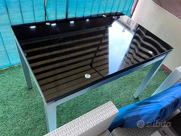 Tavolo in vetro nero