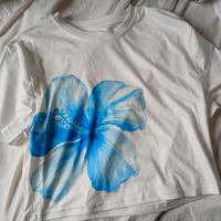 T-shirt con fiore blu 