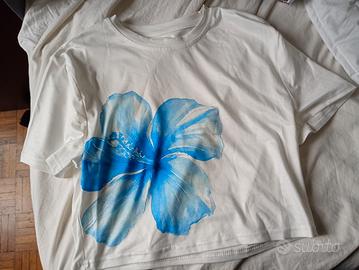 T-shirt con fiore blu 