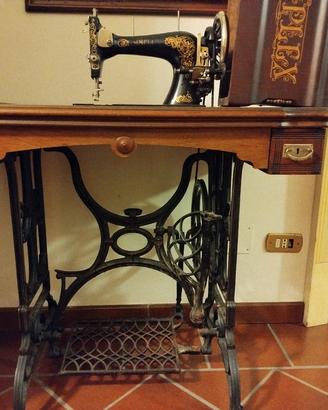 macchina da cucire d'epoca simplex