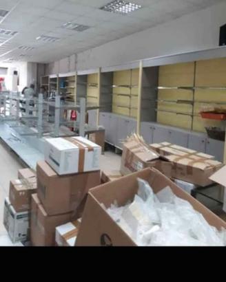attrezzatura  negozio  scaffali gondole   con mobi