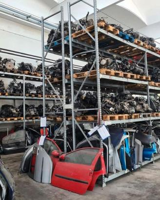 pezzi di ricambio per auto diversi modelli.