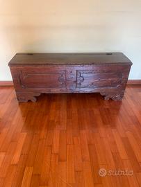 Cassapanca bolognese in noce . Epoca 600