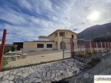 ALTAVILLA MILICIA: VILLA SU 2 LIVELLI CON AMPIO