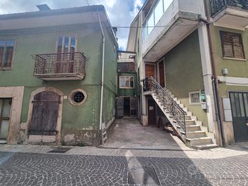 Porzione di fabbricato su 3 liv. (5 vani e 2 wc)
