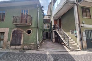 Porzione di fabbricato su 3 liv. (5 vani e 2 wc)