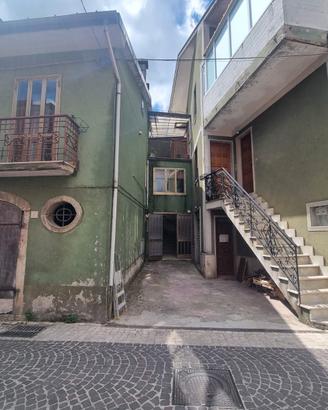 Porzione di fabbricato su 3 liv. (5 vani e 2 wc)
