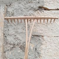 rastrello con manico in legno vintage