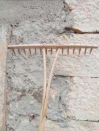 rastrello con manico in legno vintage