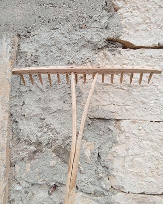 rastrello con manico in legno vintage