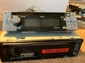 Autoradio con lettore CD.