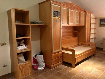 LETTO CON ARMADIO A PONTE E MENSOLE LATERALI