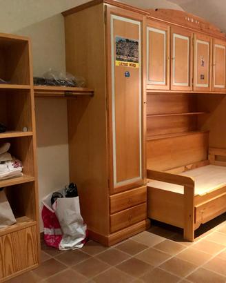 LETTO CON ARMADIO A PONTE E MENSOLE LATERALI