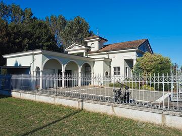 Prestigiosa villa singola con parco