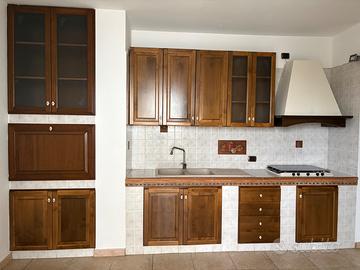 Mobilio in legno per cucina in muratura