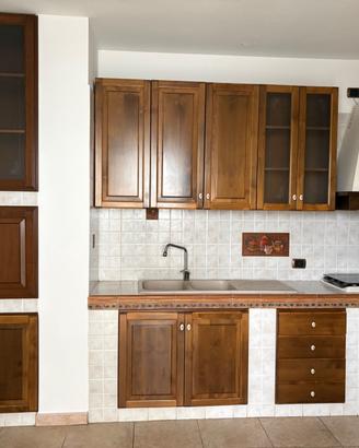 Mobilio in legno per cucina in muratura