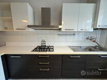 Cucina completa di frigorifero e forno