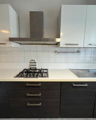 Cucina completa di frigorifero e forno