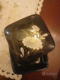 Scatola in ceramica smaltata dipinta a mano