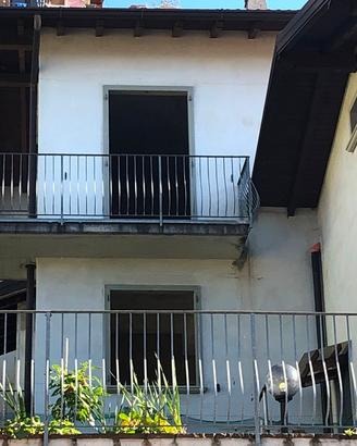 Villetta al rustico con box di 40 mq e giardino