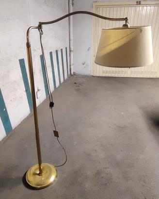 LAMPADA DA TERRA IN STILE