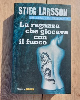 STIEG LARSSON
 La ragazza che giocava con il fuoco