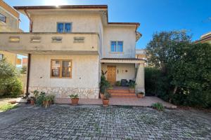 Villetta con ampio Giardino in Centro