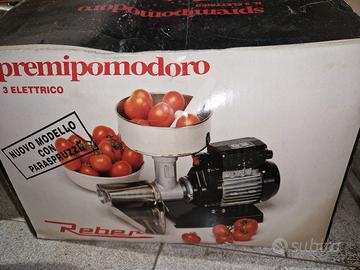 Apparecchio per lavorazione pomodori per salsa.