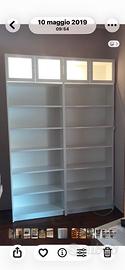 Libreria Billy Ikea con vetrine e faretti