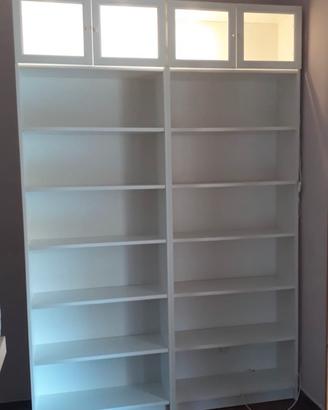 Libreria Billy Ikea con vetrine e faretti