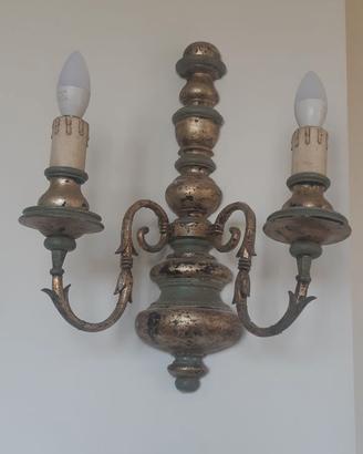 Applique in legno.