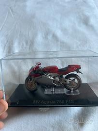 Modellino Moto MV Agusta 750 F4S Scala 1:24