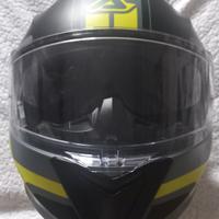 Casco guanti e tuta impermeabile 
