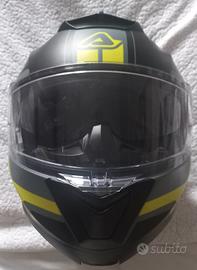 Casco guanti e tuta impermeabile 