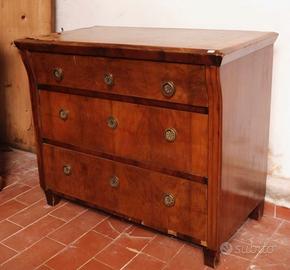 Elegante Cassettone dell'Ottocento in Piuma di Noc