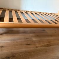 Letto in legno massello con rotelle