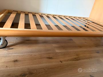 Letto in legno massello con rotelle