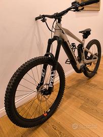 Bicicletta E-bike Focus Sam2 6.9
