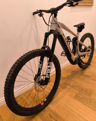 Bicicletta E-bike Focus Sam2 6.9