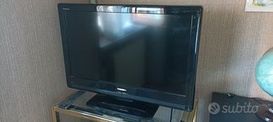 Tv Toshiba 32 pollici, corredato di telecomando