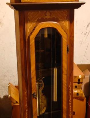 Orologio a pendolo a colonna intarsiato Hermle