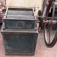 Pigiatrice, tramoggia, sgrappolatrice da uva '900