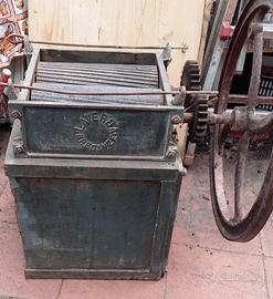 Pigiatrice, tramoggia, sgrappolatrice da uva '900