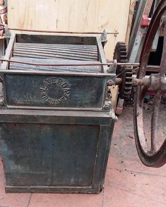 Pigiatrice, tramoggia, sgrappolatrice da uva '900